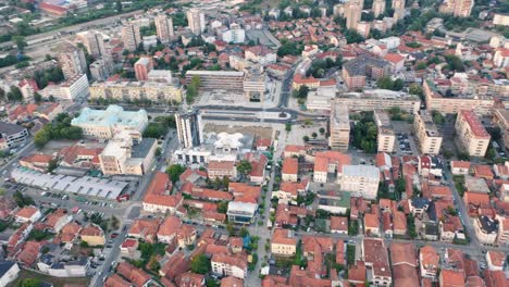 vista aérea de la ciudad de krusevac en serbia - sureste de europa - imágenes de drones 4k