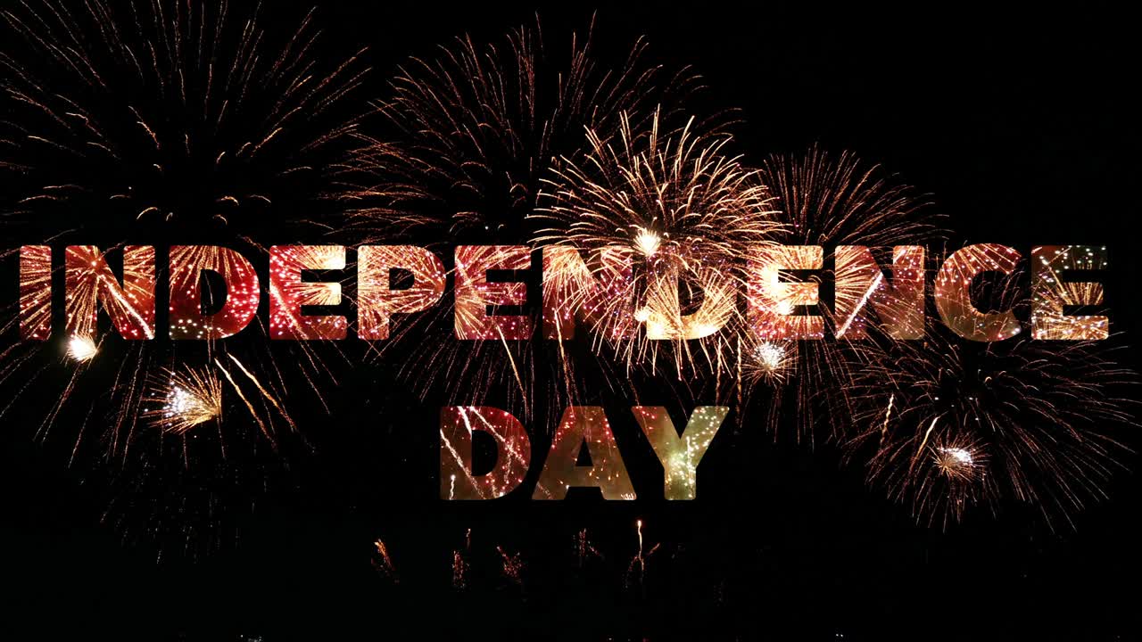 4k. fuegos artificiales de la celebración del día de la independencia, largo bucle de verdadero festival de fuegos artificials dorados en el cielo exhibir por la noche con coloridos