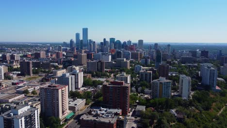 el centro de edmonton en el dron aéreo de verano