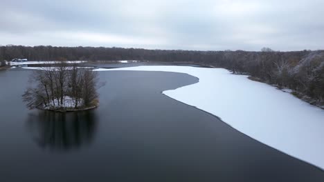 Winter-Schnee-Eis-See-Wald-Wald-Bewölkter-Himmel-Deutschland