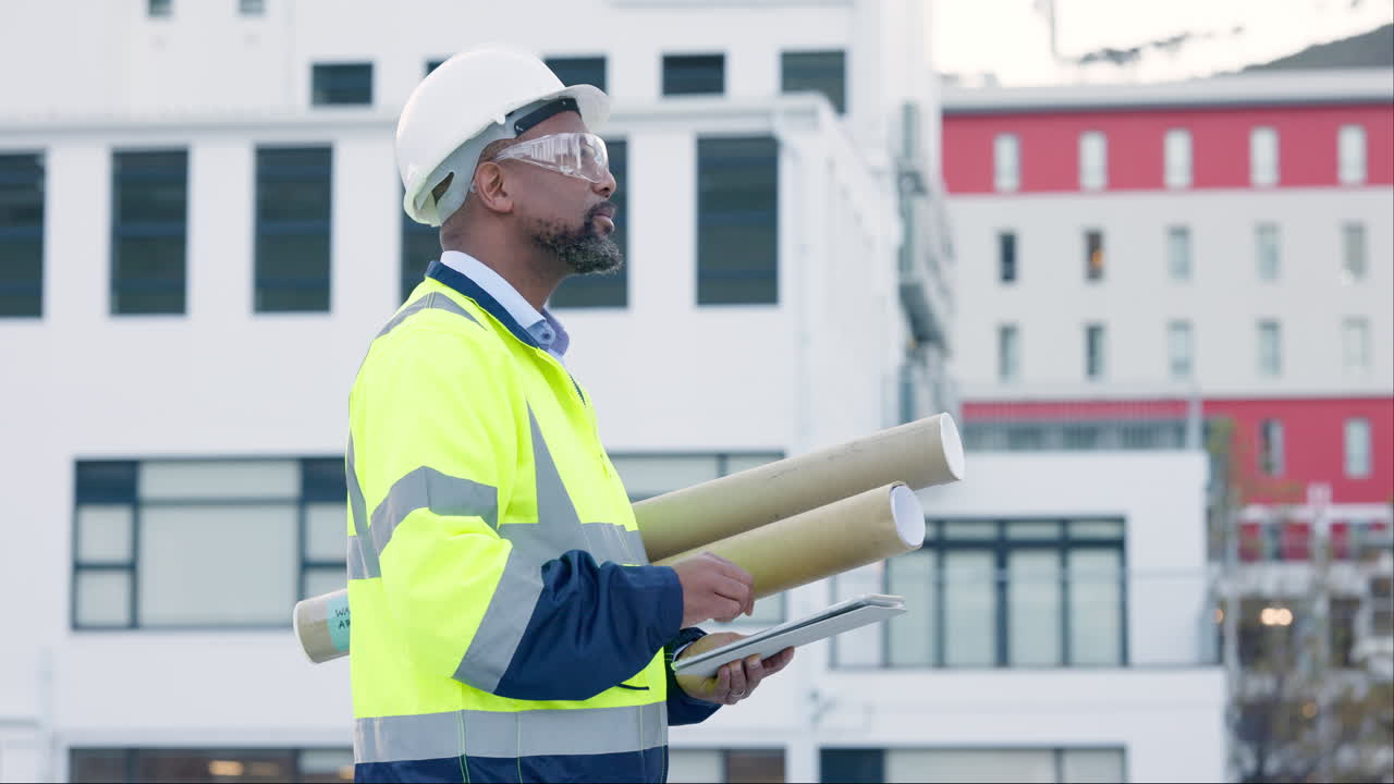 hombre de la ingeniería, tableta y plano al aire libre