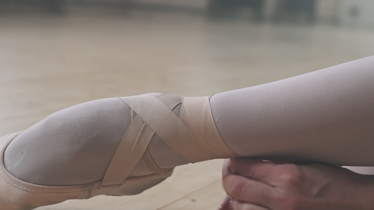 una bailarina con zapatos de ballet