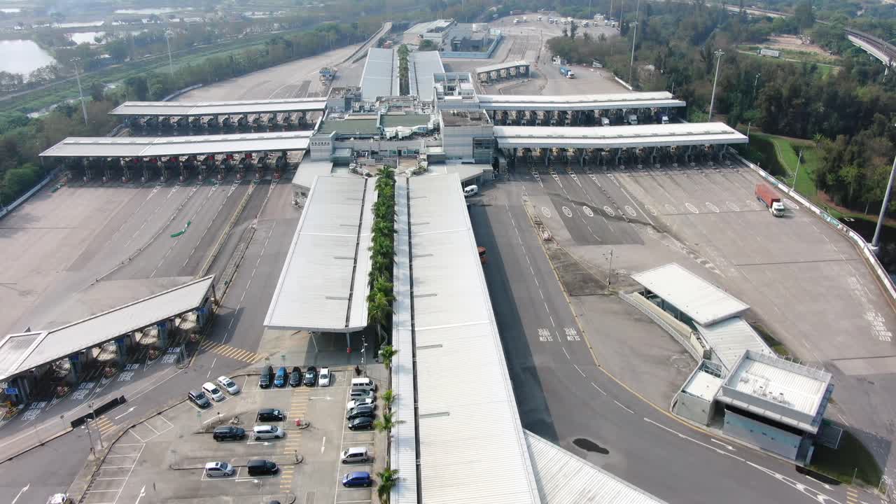 홍콩과 중국 본토 kok ma chau 통제 지점과 심천으로의 국경 교차점의 조감도