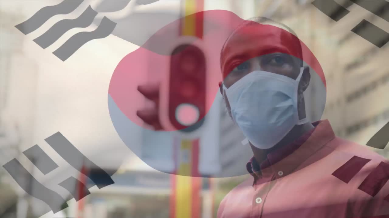 도시 거리에서 얼굴 마스크를 쓰고 있는 아프리카계 미국인 남성 위에 흔들리는 한국 국기의 애니메이션