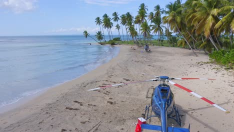 picnic en helicóptero en una isla tropical con una remota playa de arena blanca