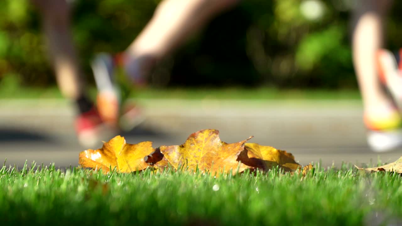 도시 마라톤, 거리에서 달리는 운동선수, 인식할 수 없는 얼굴, 개념, 건강한 라이프 스타일 루프