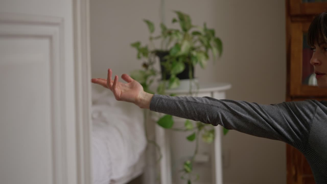 mujer practicando yoga en casa