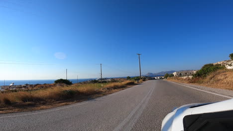 pov: 여름에 그리스에서 흰색 자동차가 도로를 달리고, 가족은 해변으로 갑니다