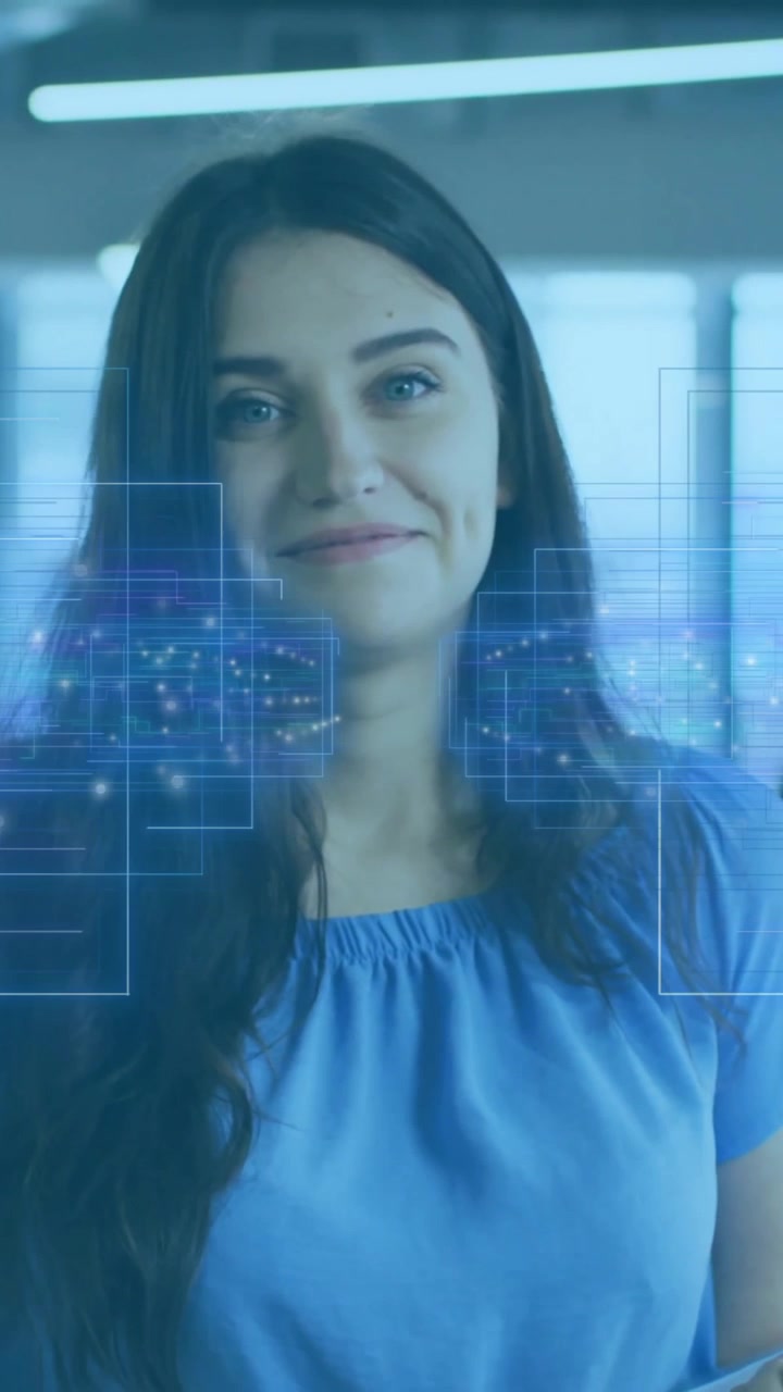 Animazione di elaborazione dati digitali su donna che tiene documenti in ufficio moderno