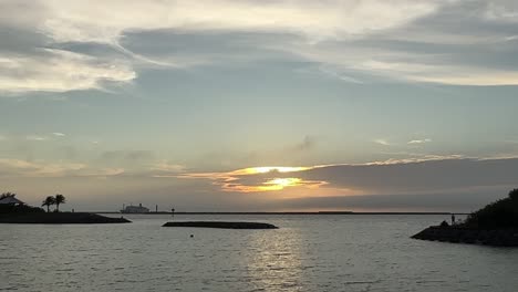 vista nocturna desde el parque naha umisora de okinawa