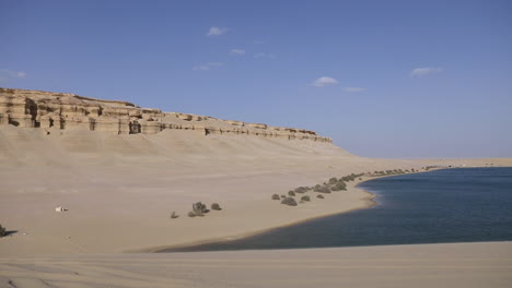 lago en el desierto de fayoum en egipto - tiro largo