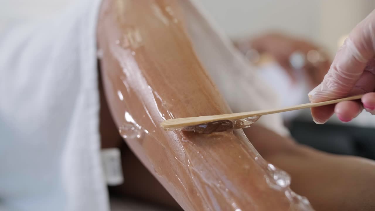 depilación con láser y cosmetología en salones de belleza. cosmetología, spa y concepto de depilación. procedimiento de depilación láser de las piernas femeninas. médico en guantes.