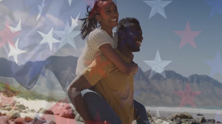 Animazione della bandiera americana su coppia sorridente e diversificata in montagna