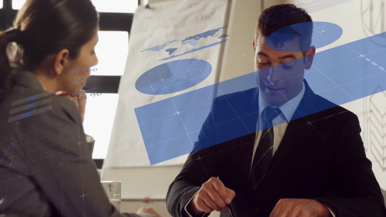사무실에서 토론하는 다양한 사업가와 사업가에 대한 데이터 처리의 애니메이션