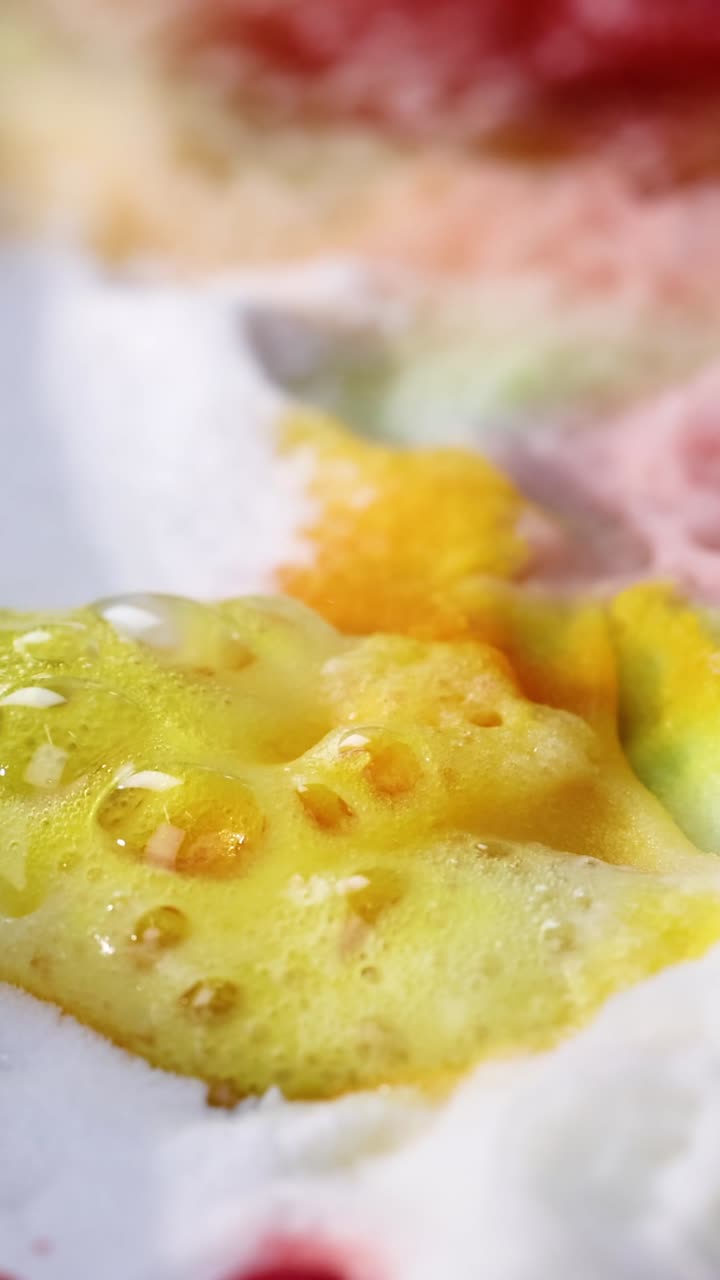 reacción química vibrante con espuma de colores