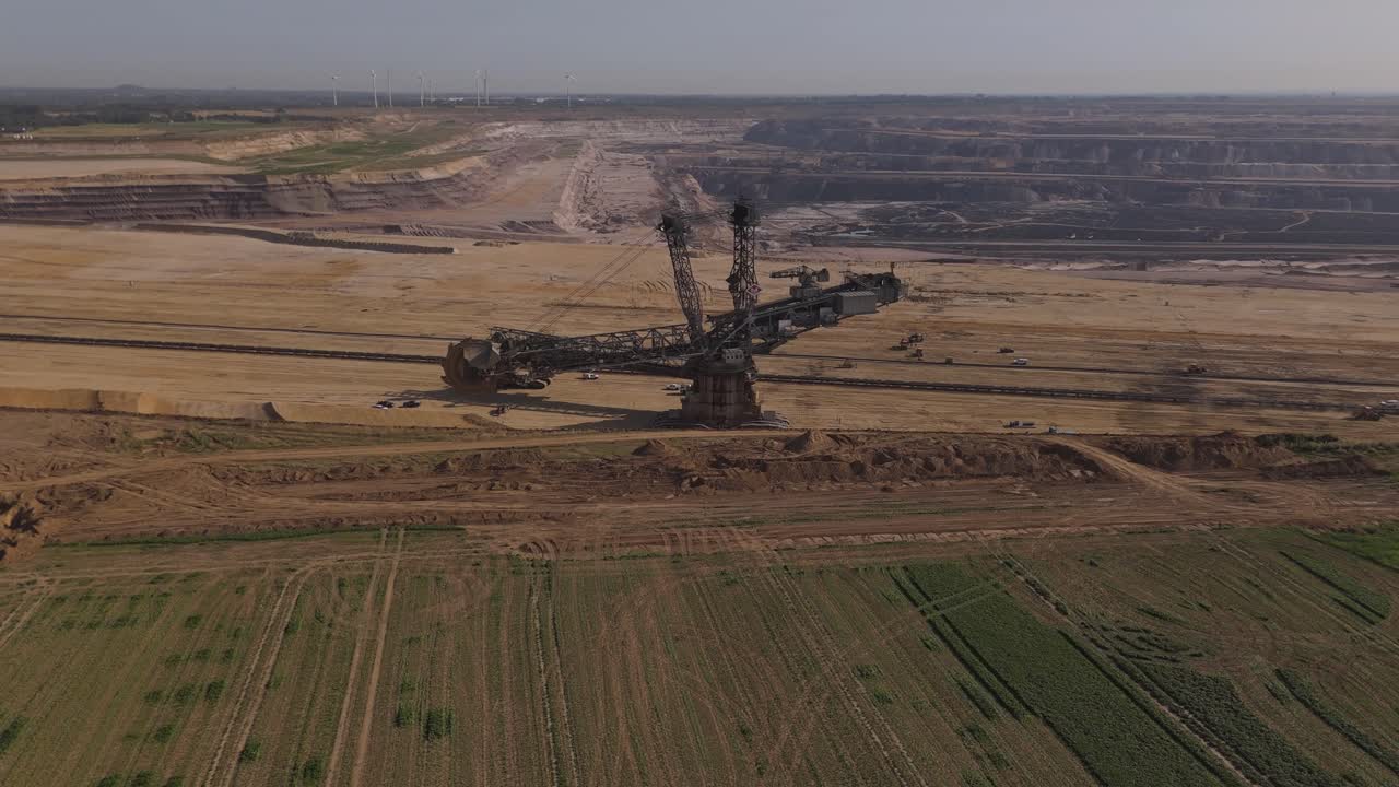 máquina pesada de excavación de carbón en acción en la mina de superficie de garzweiler en alemania