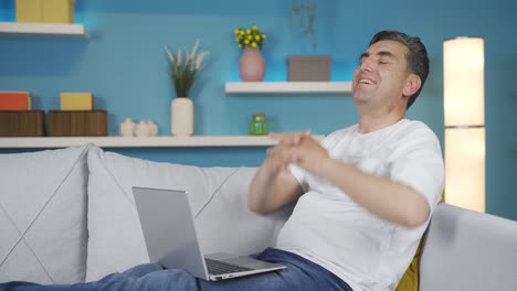 habiendo terminado su trabajo, el hombre se relaja y se relaja.