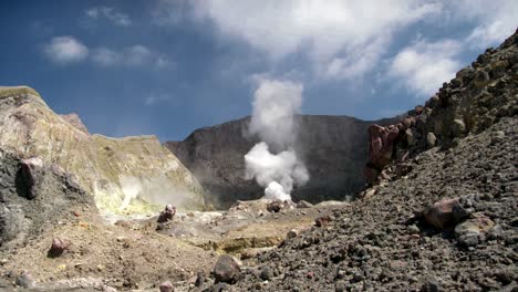 paisaje de roca geotérmica del volcán de la isla blanca en un día soleado