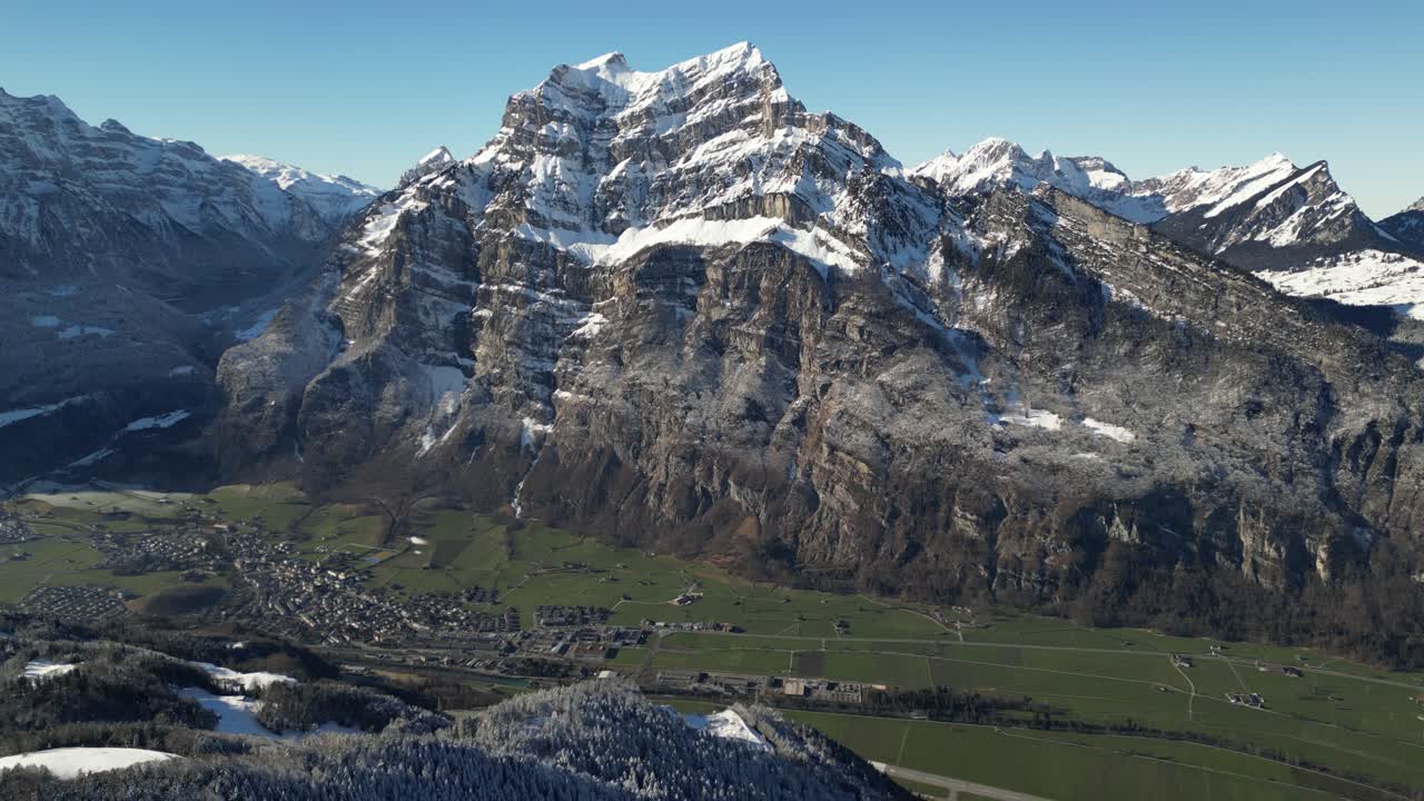 프론알프스 글라루스 (fronalpstock glarus) - 스위스 그린 리 (green valley) 의 마을, 알프스 산맥의 경치가 멋지다.