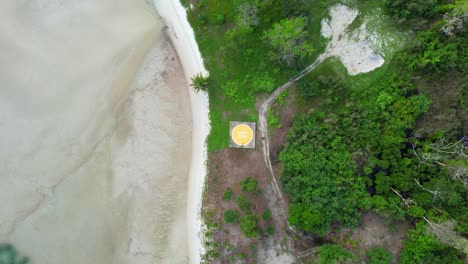 Vista-Aérea-Del-Helipuerto-O-Zona-De-Aterrizaje-De-Helicópteros-Junto-Al-Mar-En-La-Isla-Leebong-En-Belitung,-Indonesia