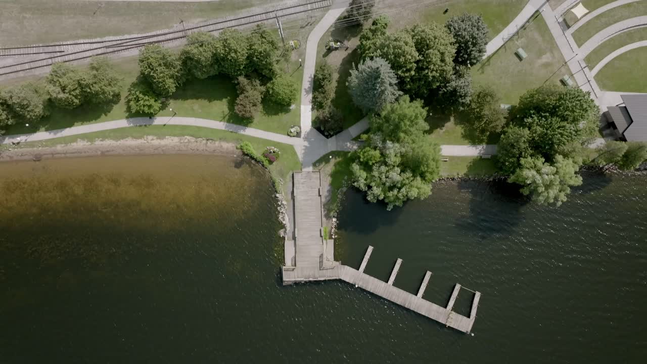 lago missukee en lake city, michigan con muelle y video de drones por encima y mirando hacia abajo