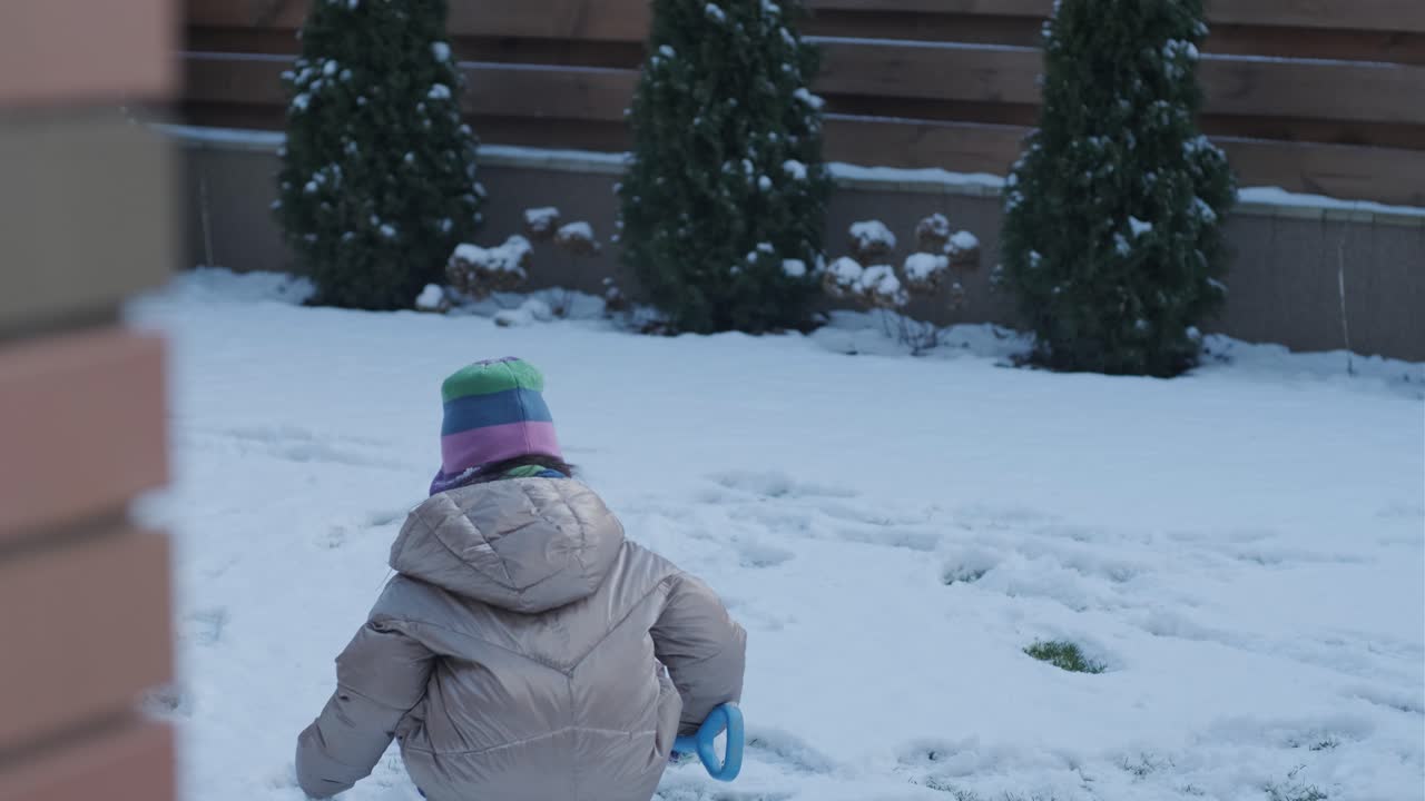 할아버지와 손녀가 눈 속에서 재미를 느끼고 있습니다.