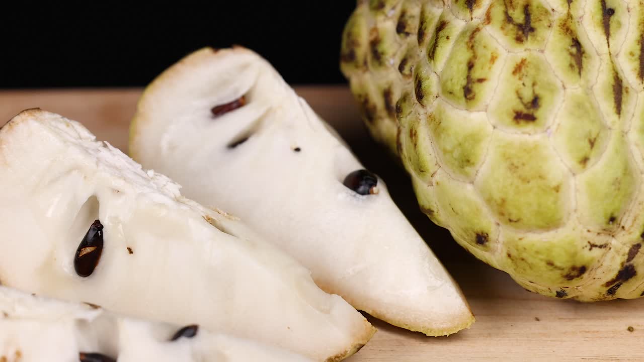 manzana de crema y rebanadas expuestas en una mesa