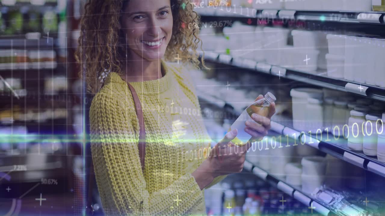 animación de procesamiento de datos sobre feliz mujer caucásica en la tienda