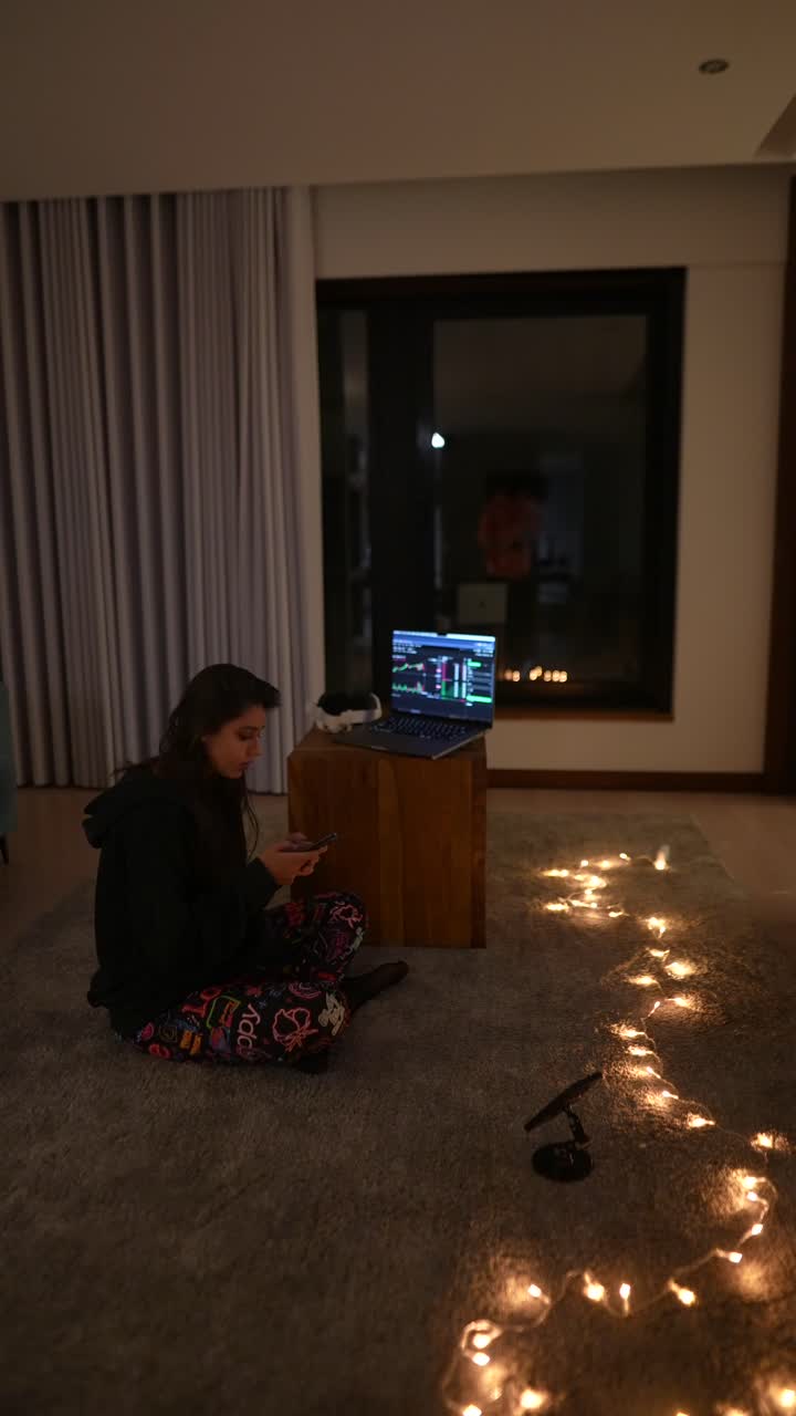 mujer que trabaja desde casa por la noche