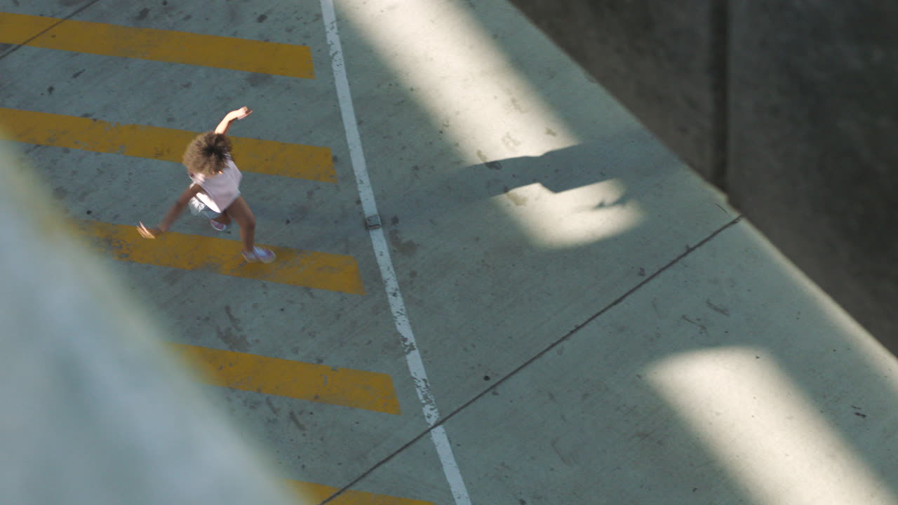 bailarina de estilo libre de moda practicando la coreografía