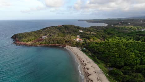 Playa-Levera-En-Granada-Con-Exuberante-Follaje-Y-Aguas-Cristalinas,-Vista-Aérea