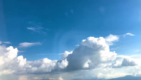 Toma-De-Nubes-Pasando-A-Alta-Velocidad-Con-Un-Cielo-Azul-En-México