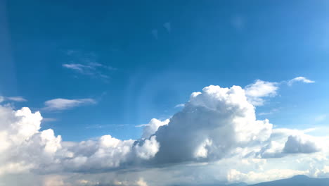 toma de nubes pasando a alta velocidad con un cielo azul en méxico