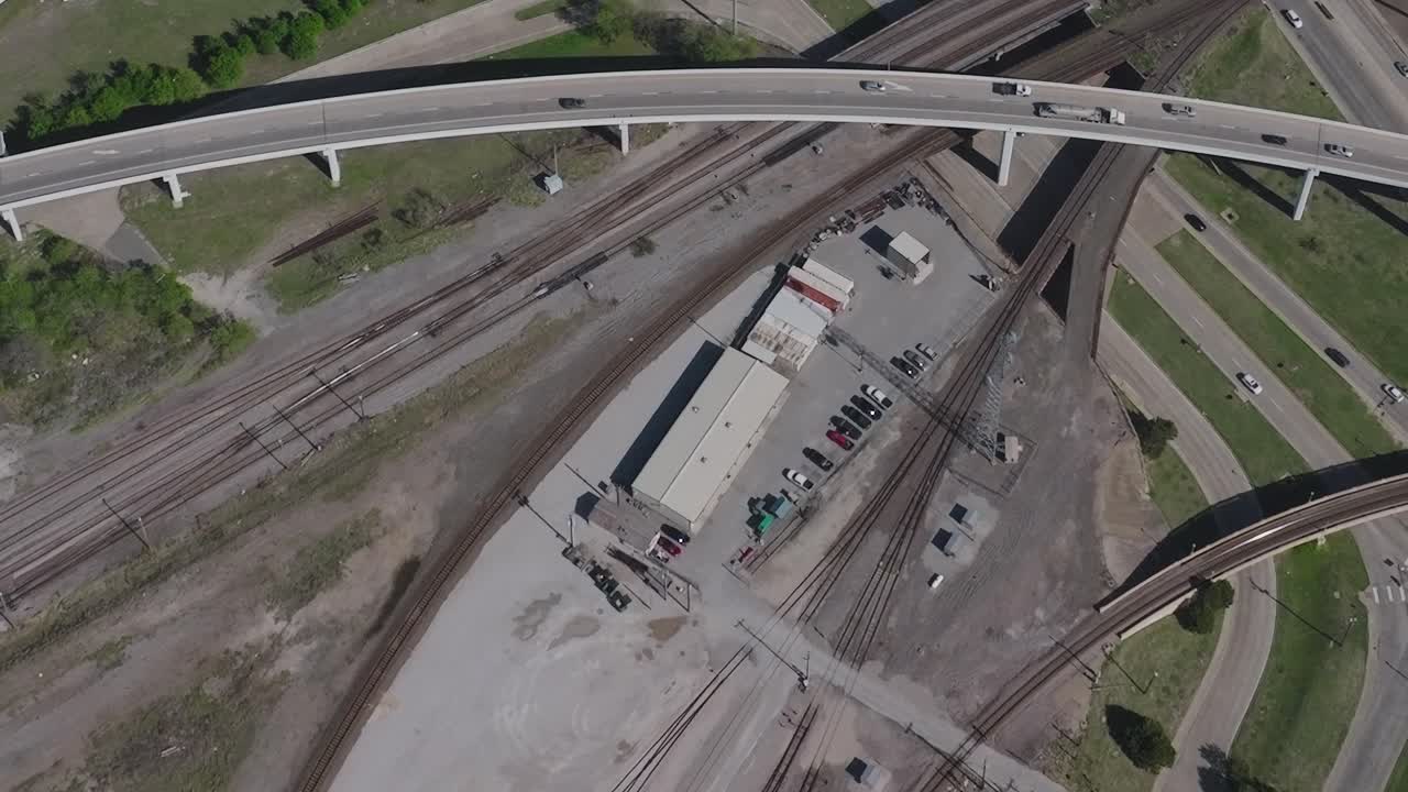 Vista do centro de Dallas, Texas, com estradas e ferrovias de cima