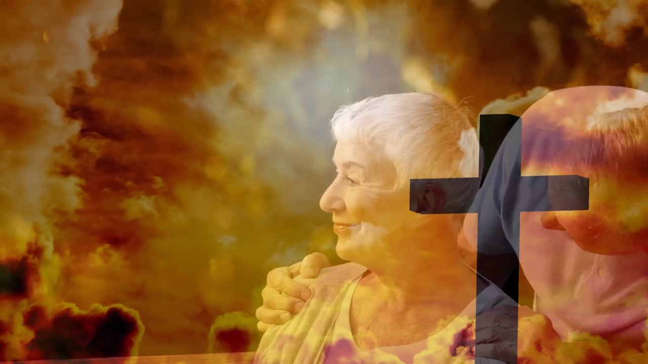 백인 노인 남자가 파크에서 아내를 포옹하는 애니메이션 구름이 가득한 하늘에 실루 십자가