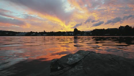 Roter-Himmel-Nach-Sonnenuntergang-über-Dem-Fluss