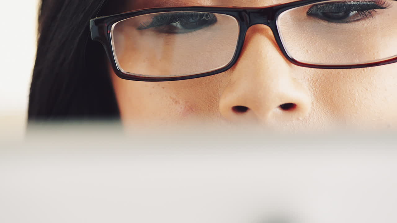 디지털 태블릿 컴퓨터 터치 스크린 아이패드를 사용하는 매력적인 젊은 여성