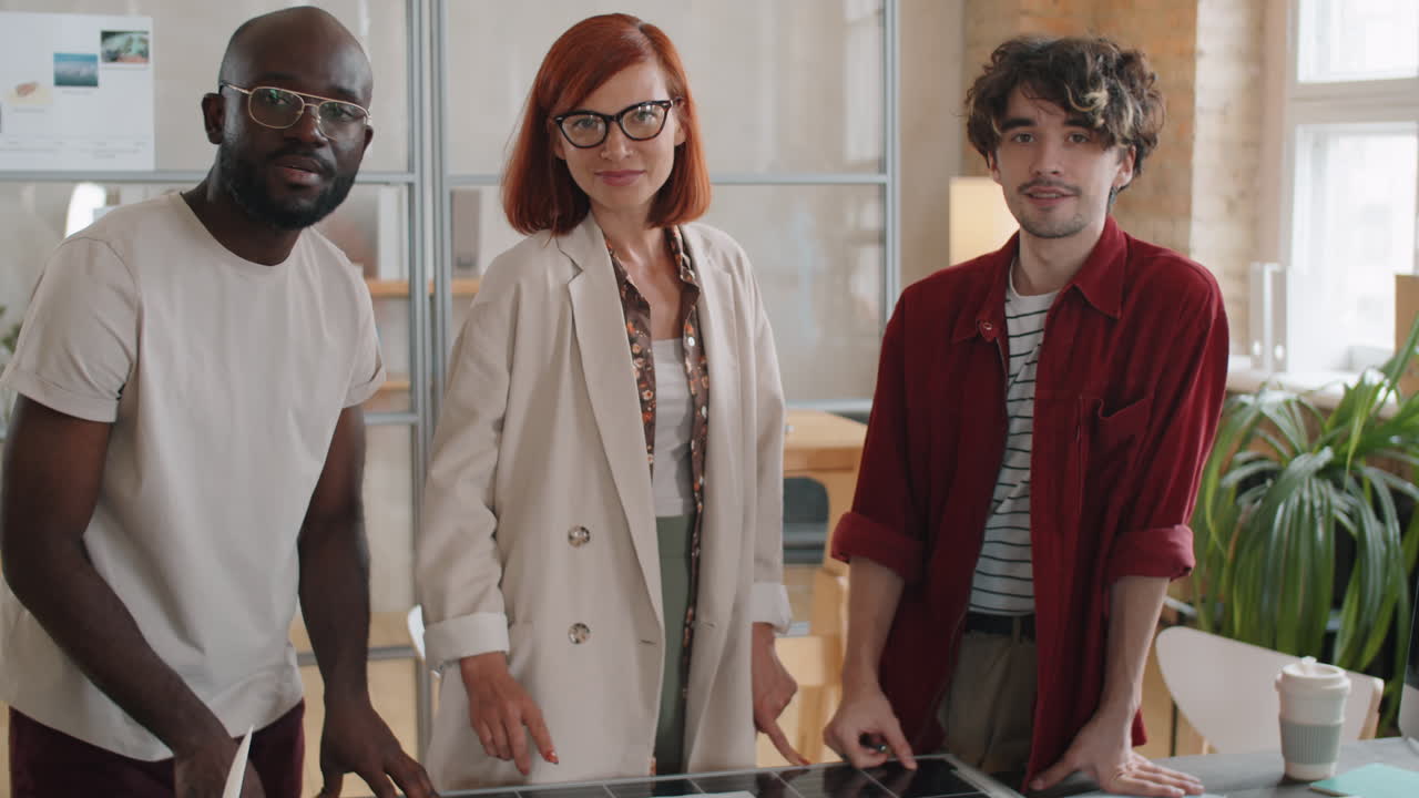 retrato de ingenieros multiétnicos que trabajan en un proyecto de energía solar