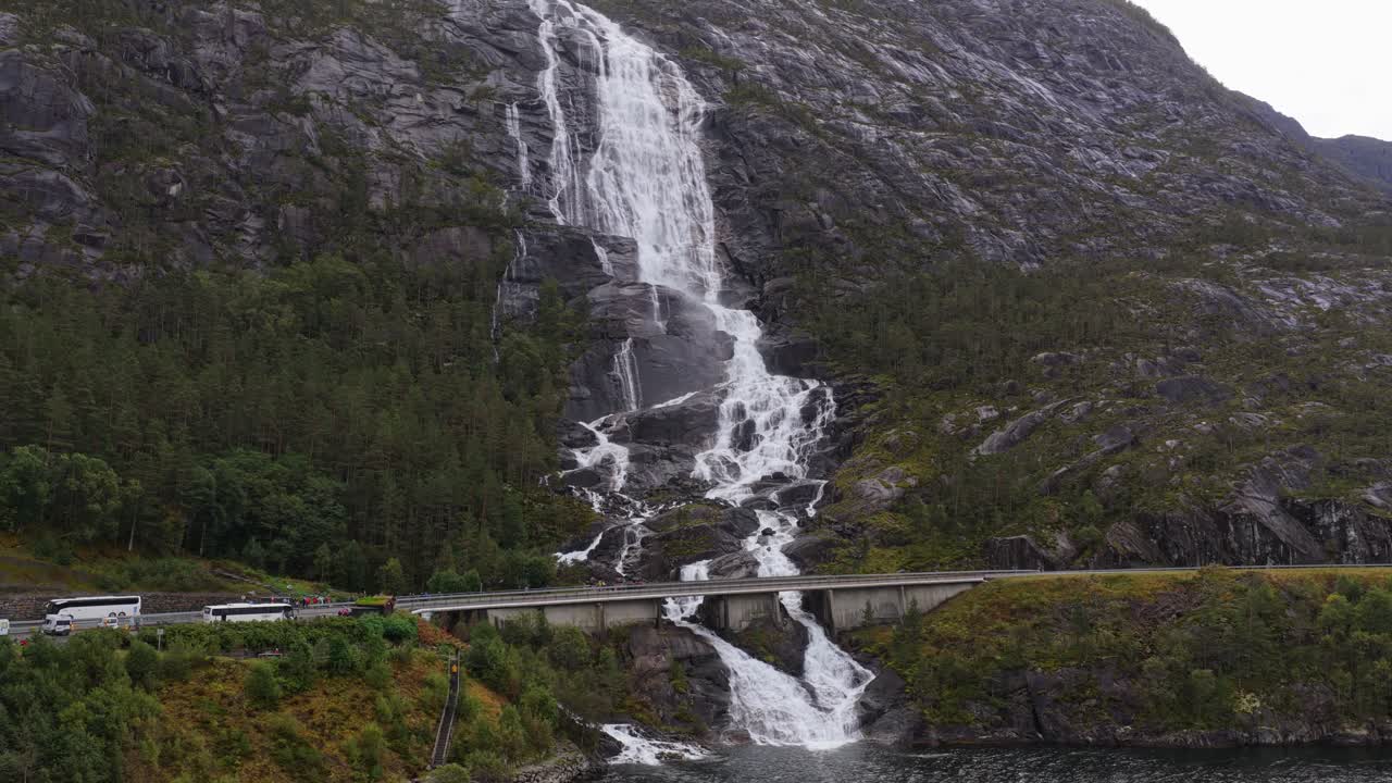 Langfossen se řítí do malebné říční rokle v Norsku – letecký snímek.