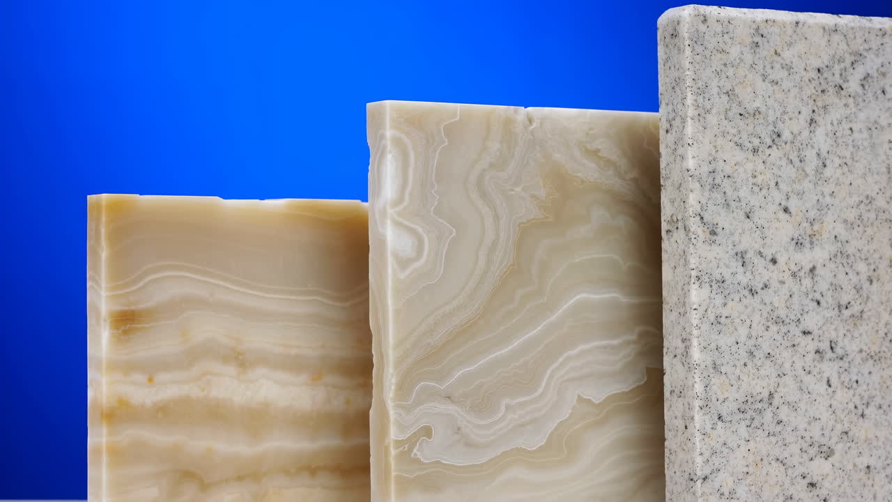 Lastre di pietra naturale che mostrano texture uniche su sfondo blu