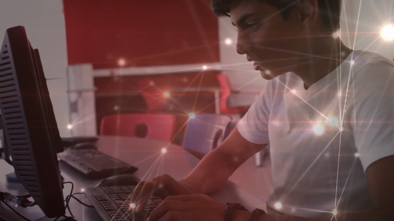 animación del procesamiento de datos sobre un estudiante masculino biracial utilizando una computadora