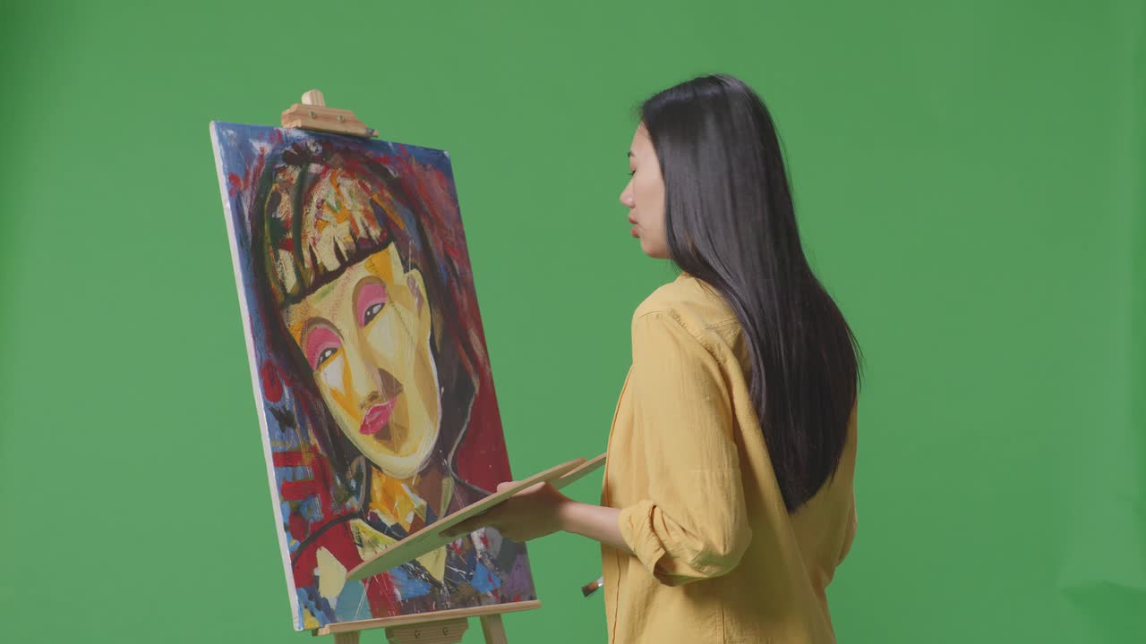 초상화 그림 을 그리는 여자 예술가