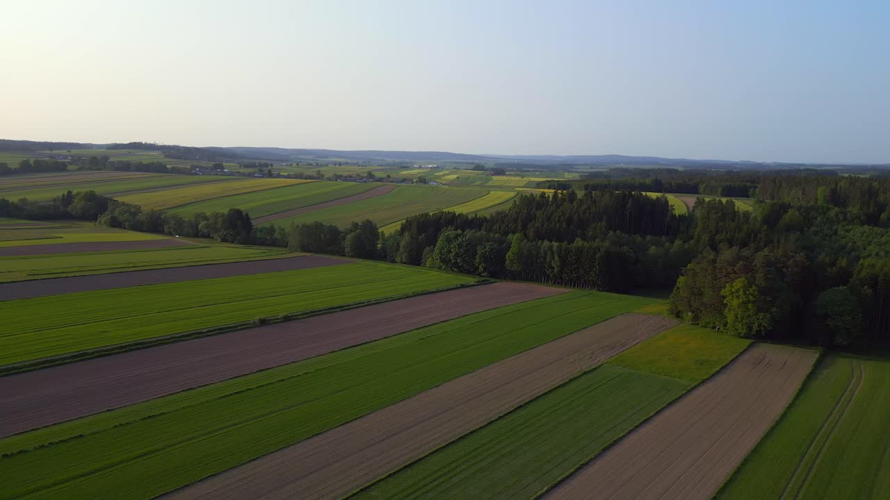 величественный воздушный вид с вершины полет австрии европа поле луга дорога закат лета 23