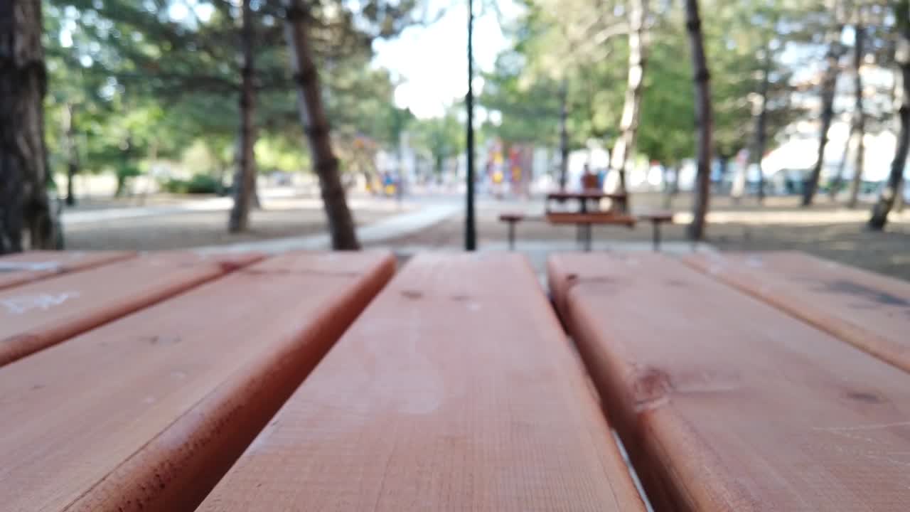 parque infantil borroso sobre una mesa de picnic