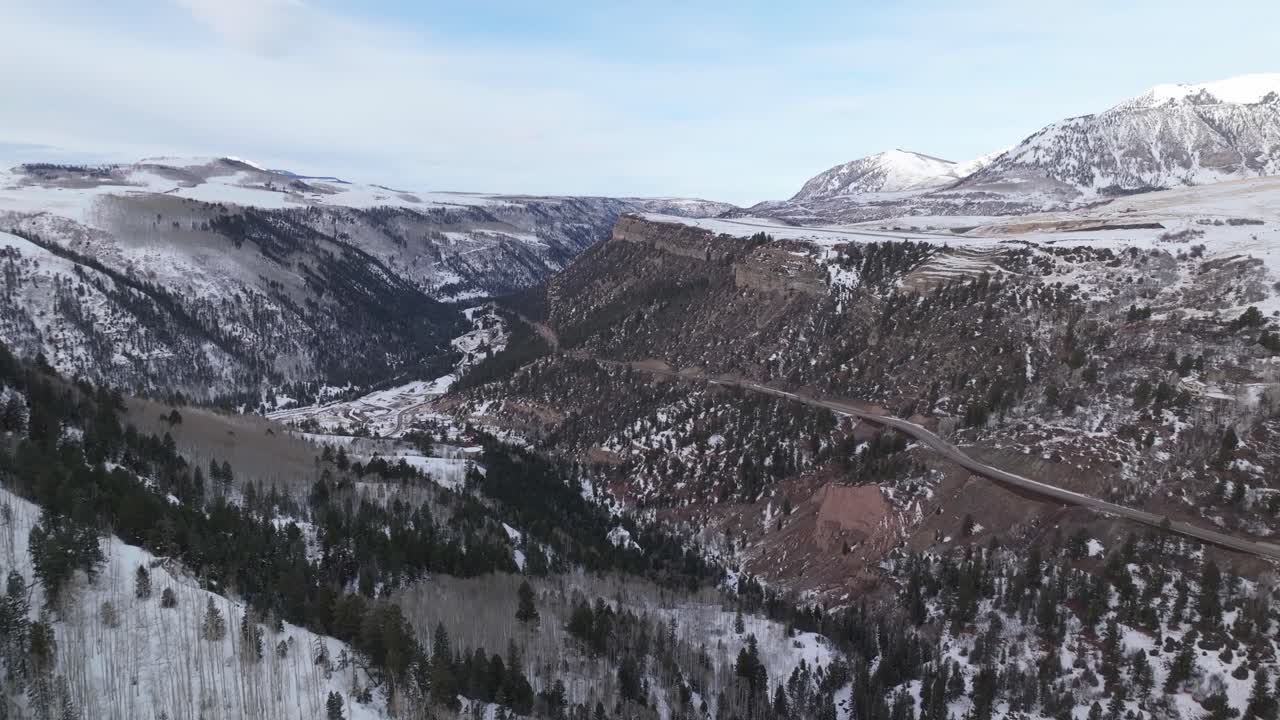 valle montañoso con carretera panorámica a telluride, popular complejo turístico y destino de viajes, estados unidos