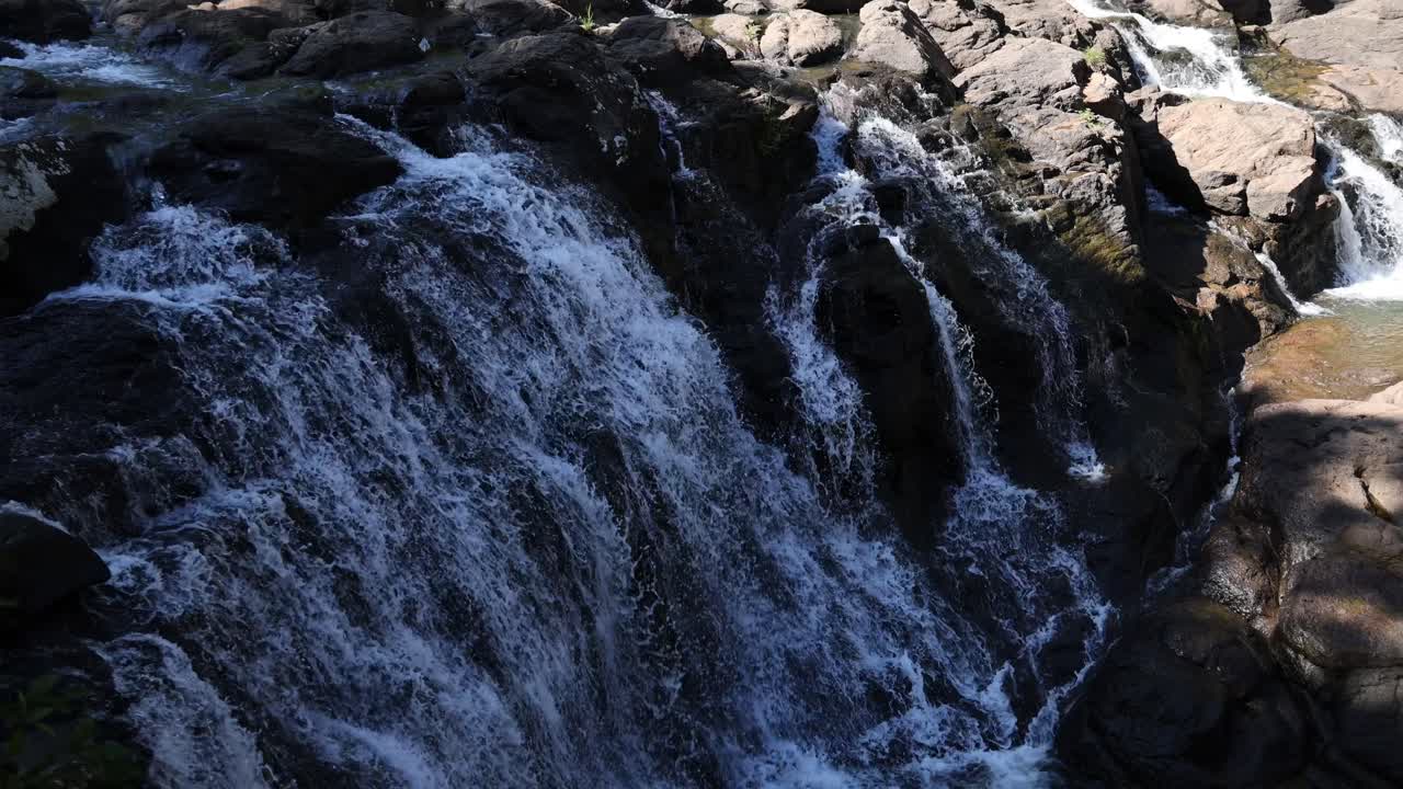 Acqua che scende a cascata dalle rocce in un ambiente naturale
