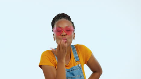 cara, feliz y mujer negra soplando beso