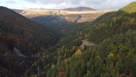 Imágenes-Aéreas-Sobre-El-Bosque-Montañoso-De-Los-Pirineos-En-Otoño-En-El-Norte-De-España-Durante-La-Hermosa-Puesta-De-Sol