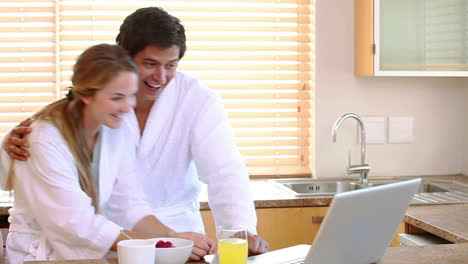 Pareja-A-La-Hora-Del-Desayuno