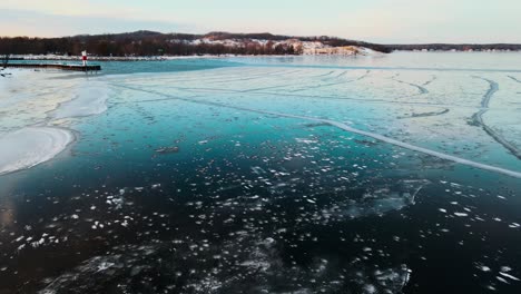 Schelfeis-Auf-Der-Oberfläche-Des-Muskegon-Sees